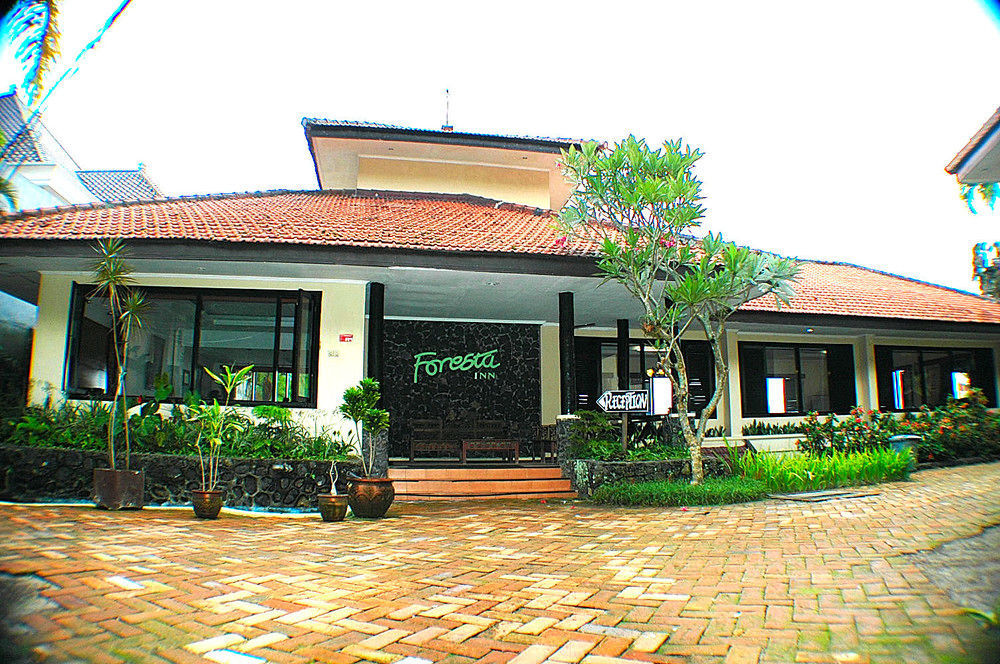 Foresta Inn Family Resort Prigen Extérieur photo