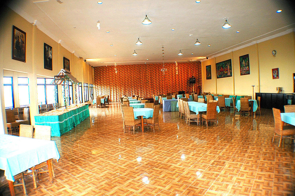 Foresta Inn Family Resort Prigen Extérieur photo
