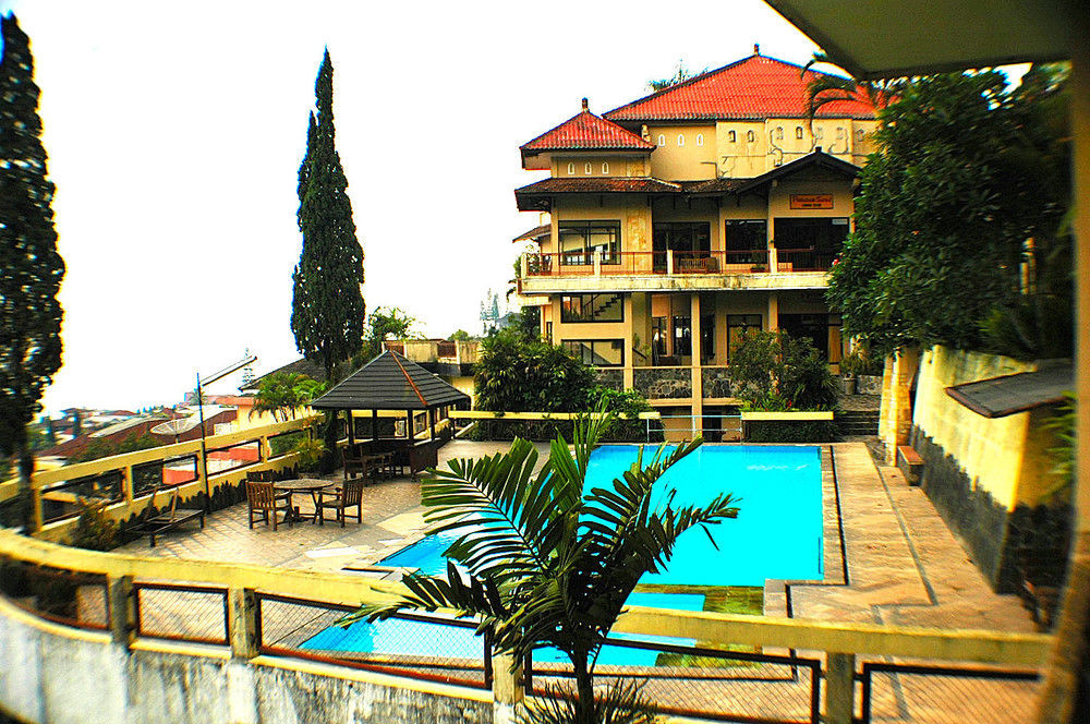 Foresta Inn Family Resort Prigen Extérieur photo