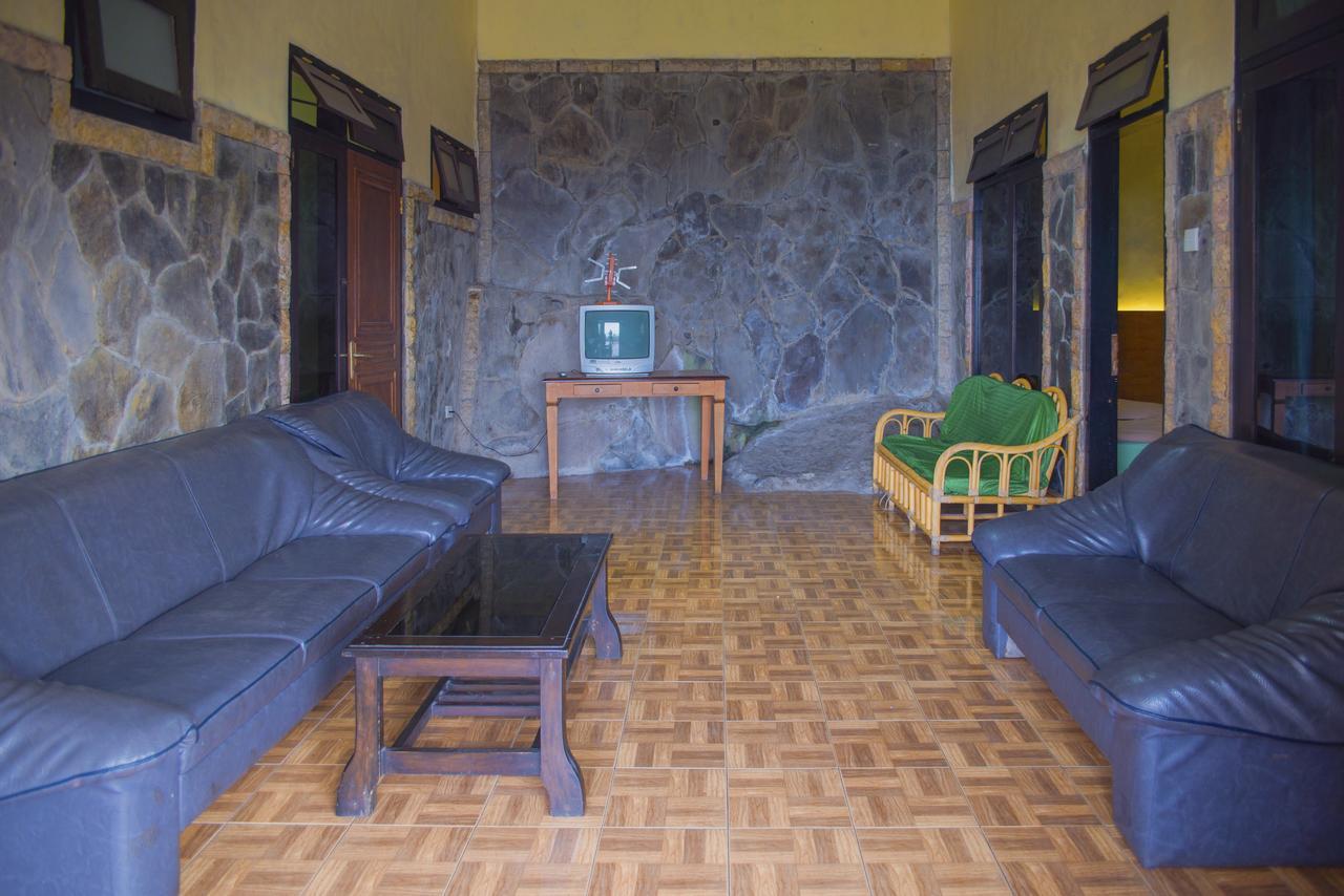 Foresta Inn Family Resort Prigen Extérieur photo
