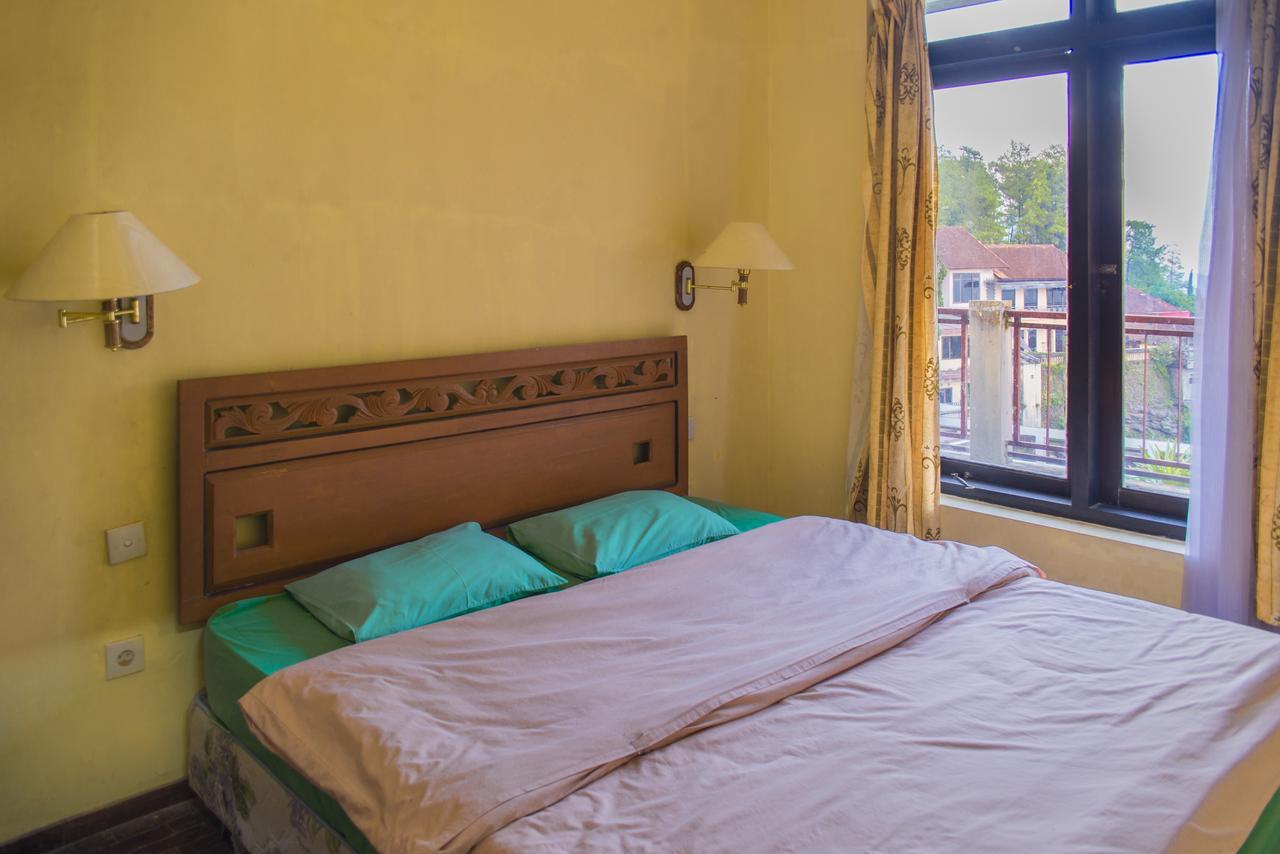 Foresta Inn Family Resort Prigen Extérieur photo
