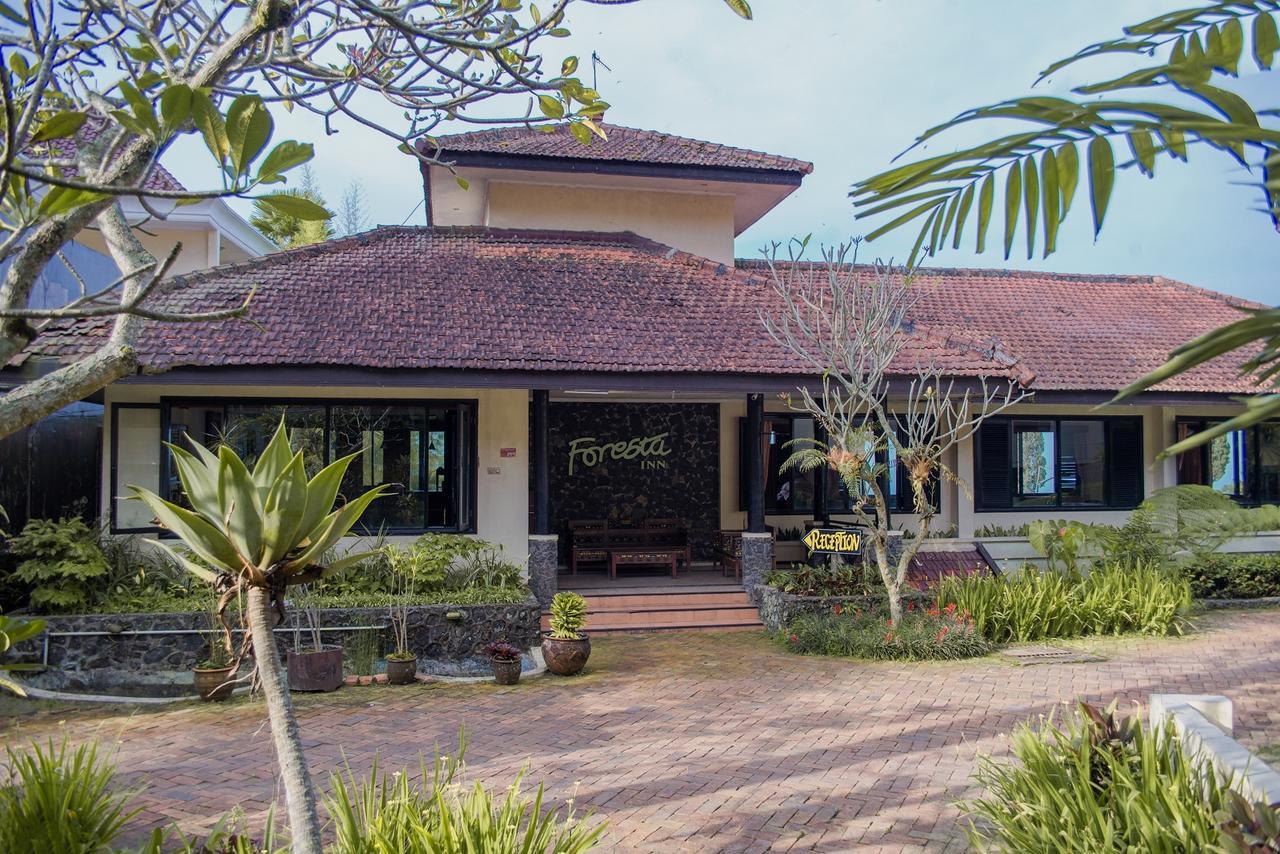 Foresta Inn Family Resort Prigen Extérieur photo
