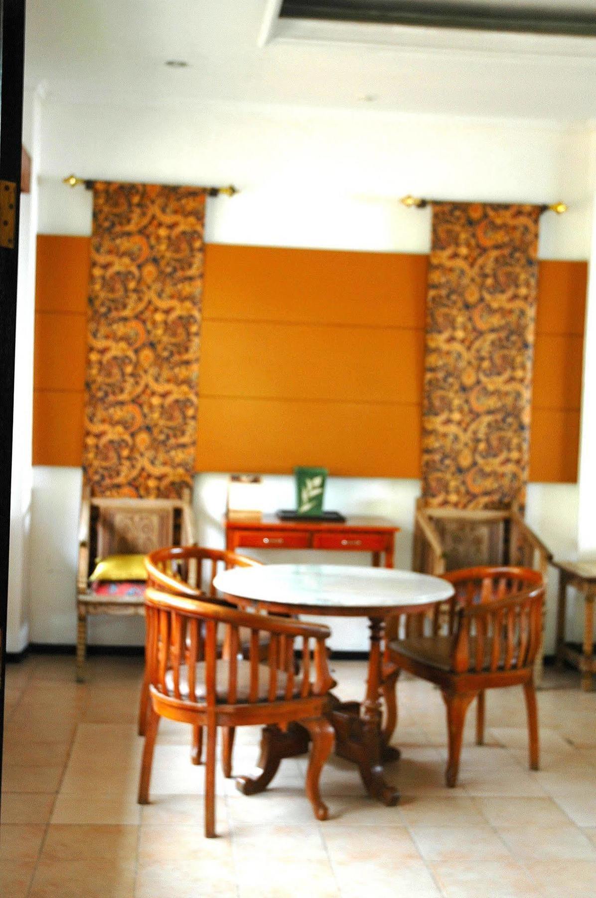 Foresta Inn Family Resort Prigen Extérieur photo